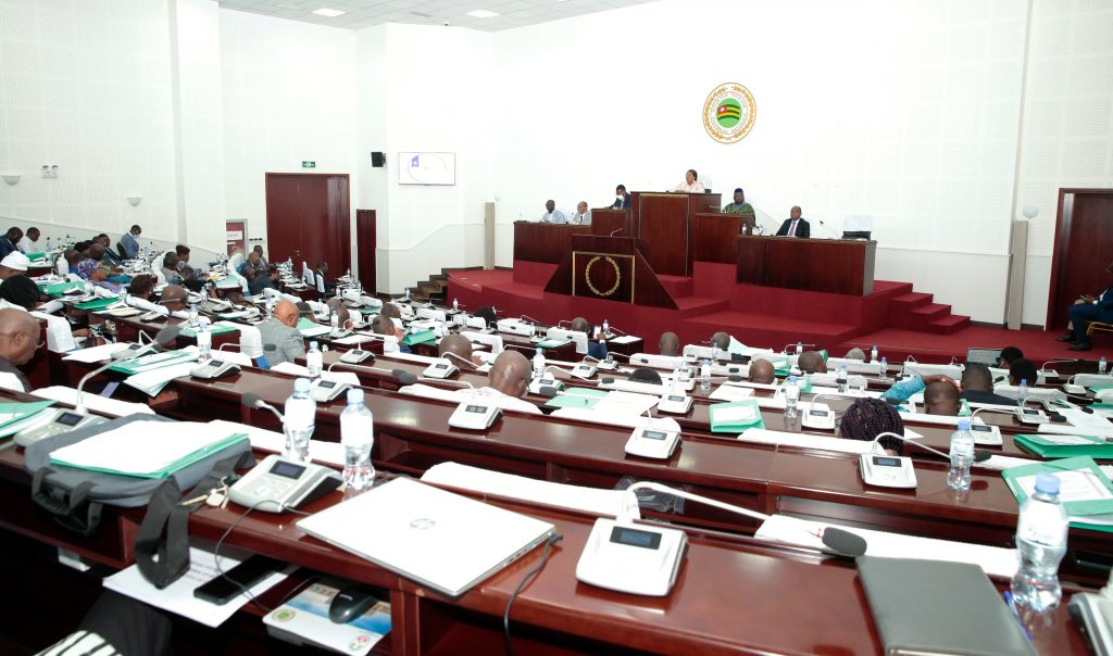 Gestion et assainissement des finances publiques au Togo, les députés adoptent la loi de finances rectificative, exercice 2022