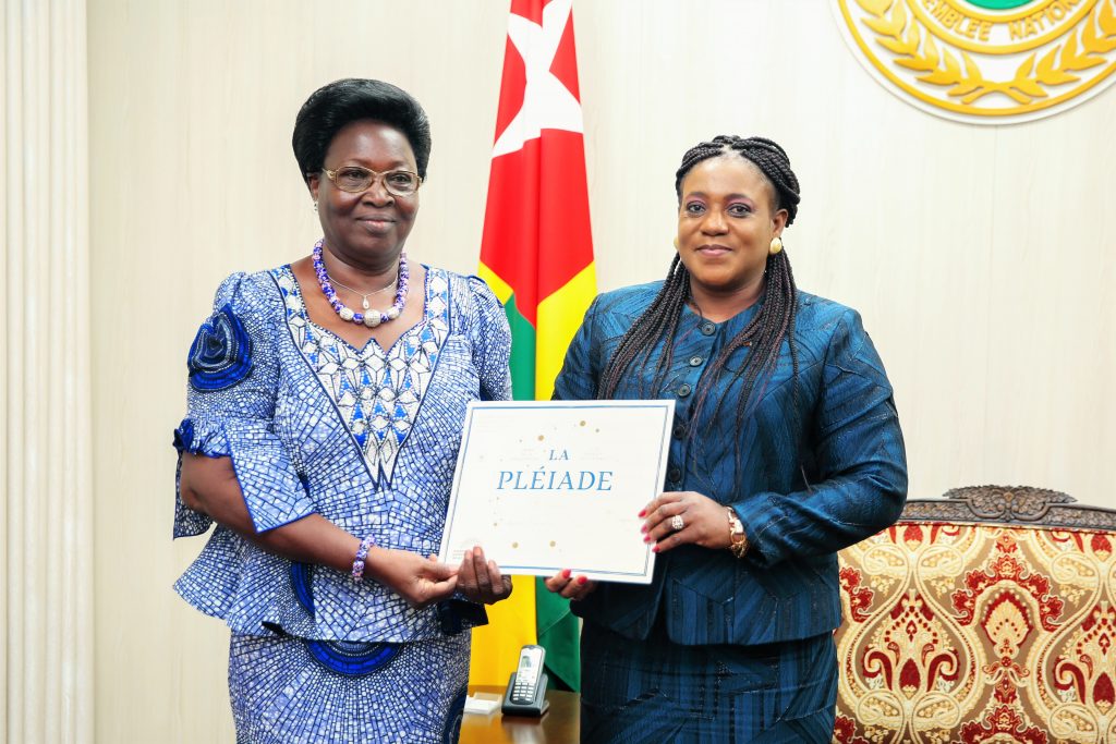 La Présidente de l’Assemblée nationale a remis officiellement le prix de commandeur de l’ordre de la Pléiade à Madame Nimon Batchassi Baloukina-Eza