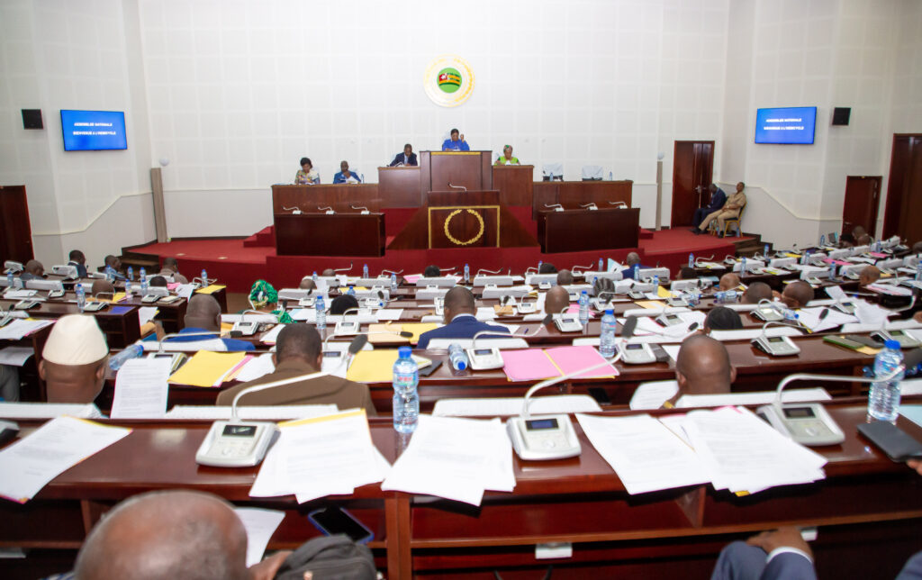 la Présidente de l’Assemblée nationale, Mme Yawa Djigbodi Tsègan, a procédé à l’ouverture de la première session extraordinaire de l’année, conformément aux dispositions de l’article 55 alinéa 8 de la Constitution.