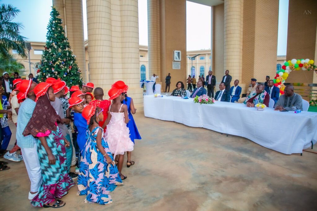 Le président de l’Assemblée nationale célèbre la fête de Noël avec les enfants : un moment de partage et de joie riche en couleurs